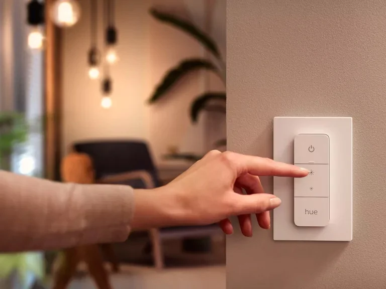 Philips Hue Dimmer Switch aan de wand geplakt zonder bedrading