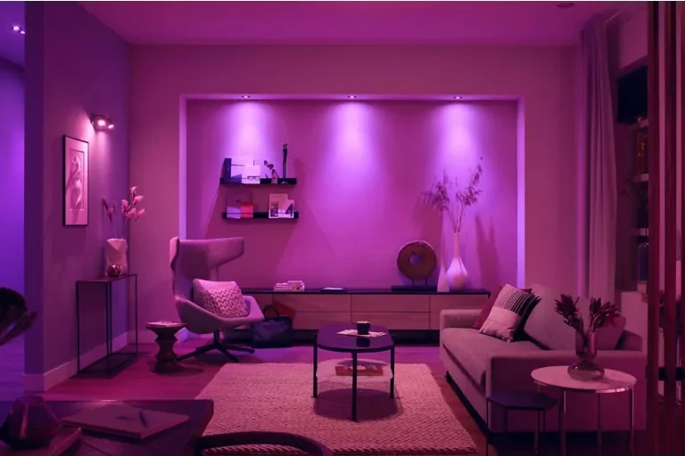 Philips Hue Centura inbouwspots in een strak plafond