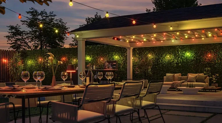 Philips Hue Festavia lichtslinger voor buiten met bolvormige lampen boven een terras