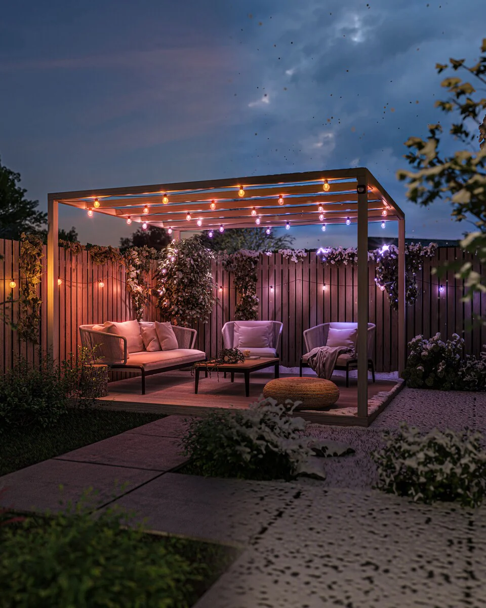 Philips Hue Festavia lichtslinger met kleurverloop in een sfeervol verlichte tuin