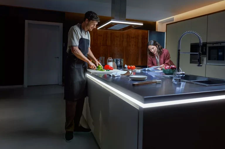 Philips Hue OmniGlow lightstrip met egale alzijdige gloed rondom