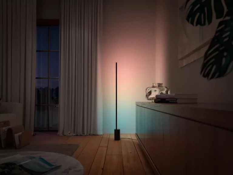Philips Hue Signe Gradient vloerlamp in een woonkamer