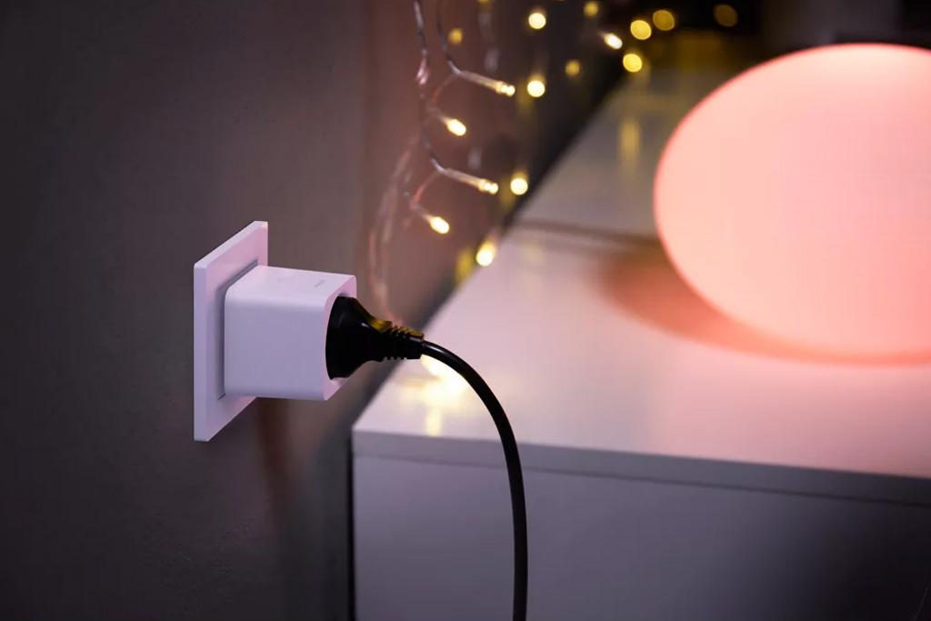 Philips Hue Smart Plug met een lamp aangesloten op het stopcontact