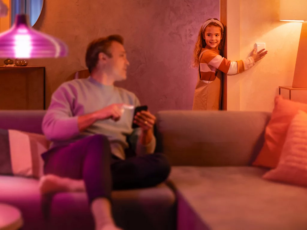 Hue-lampen altijd bereikbaar Philips Hue wandschakelaarmodule op batterij achter een bestaande schakelaar