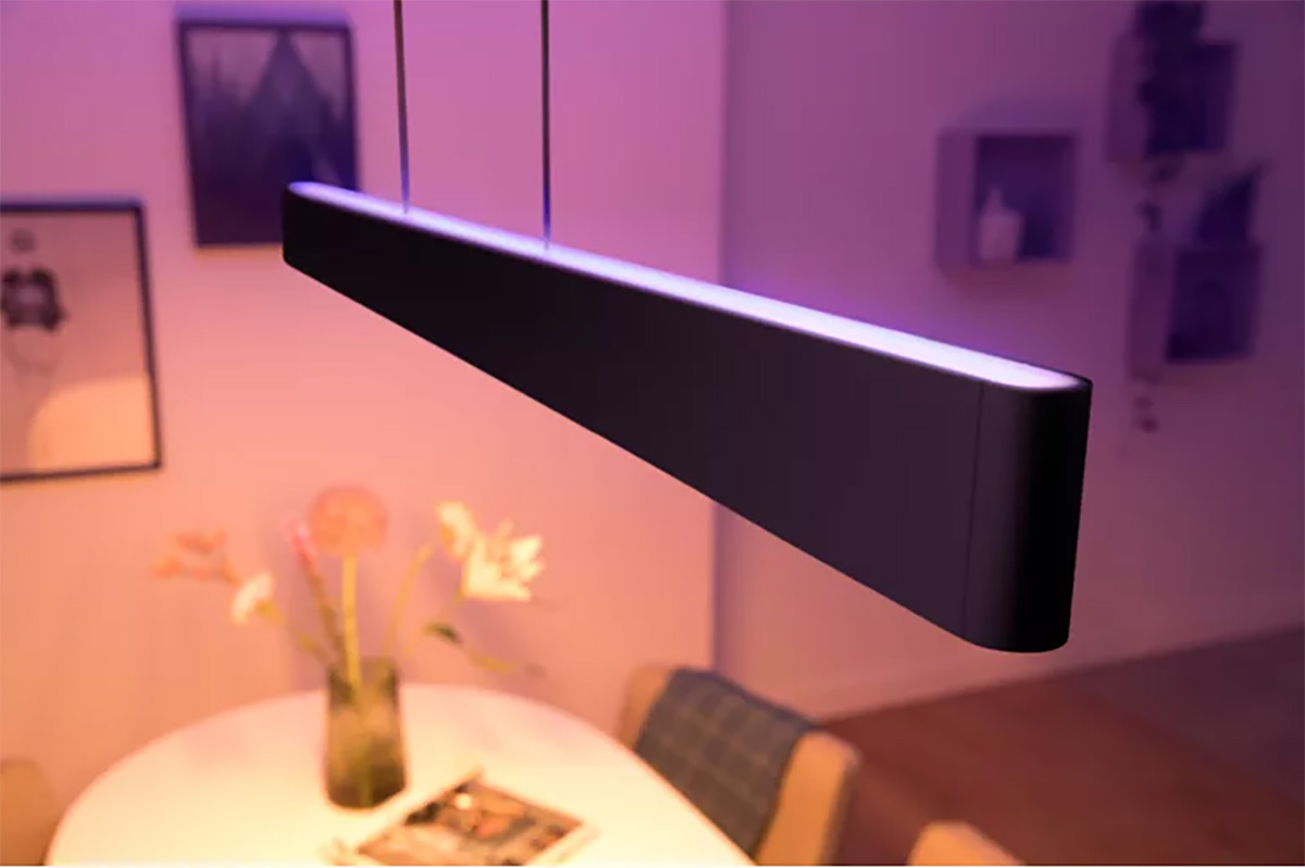 Philips Hue Ensis hanglamp boven een eettafel