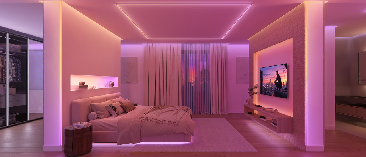 Philips Hue LED-strips met kleurverloop achter een tv-meubel