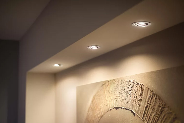 Philips Hue Milliskin inbouwspots in een strak plafond