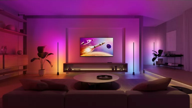 Nieuwe Philips Hue producten in een sfeervol verlichte woonkamer