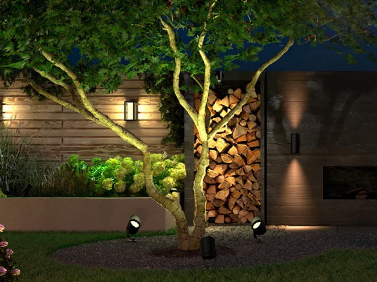 Philips Hue Outdoor Lily buitenspots in een tuin
