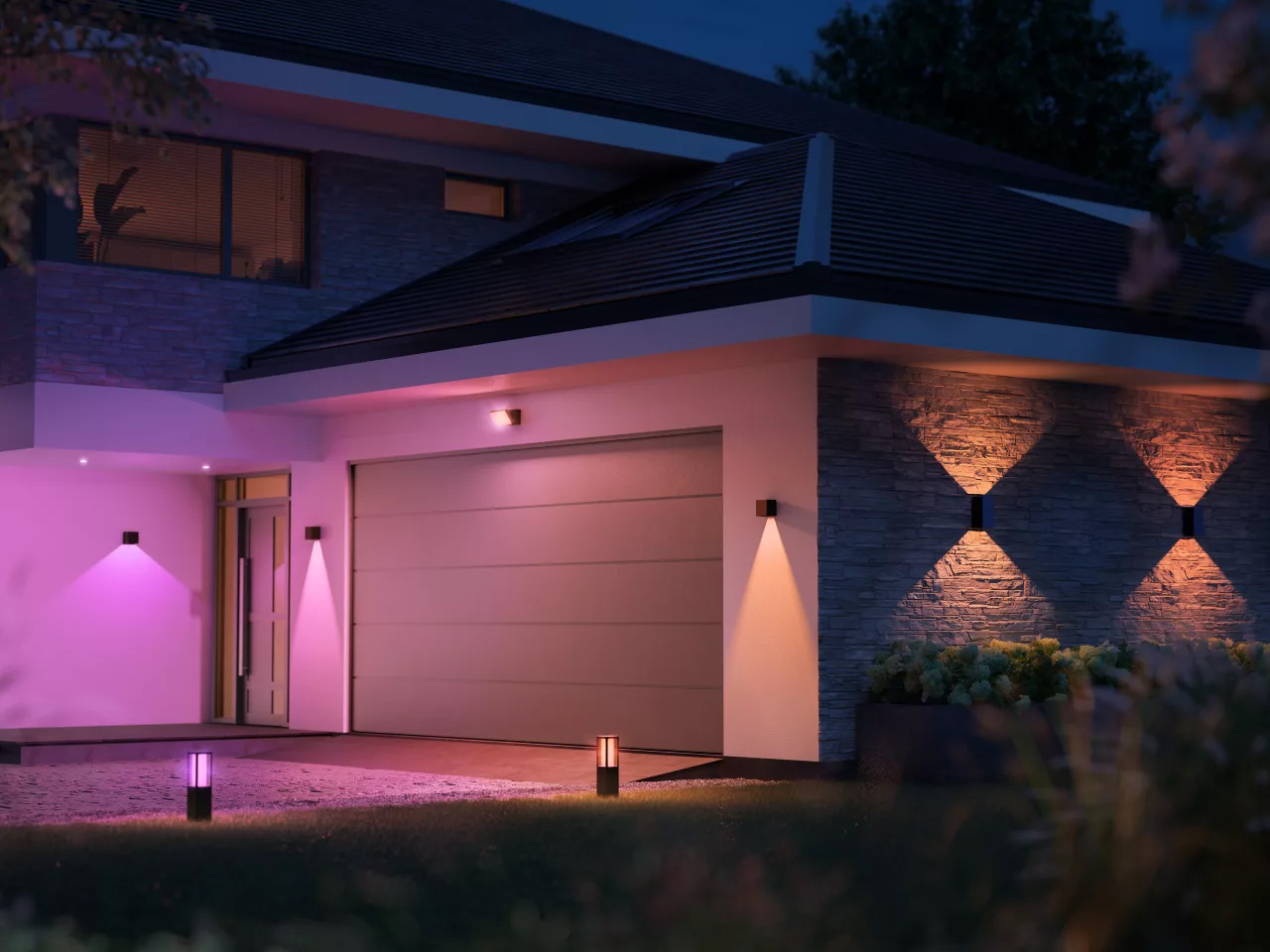 Philips Hue Outdoor Resonate wandlamp op een gevel