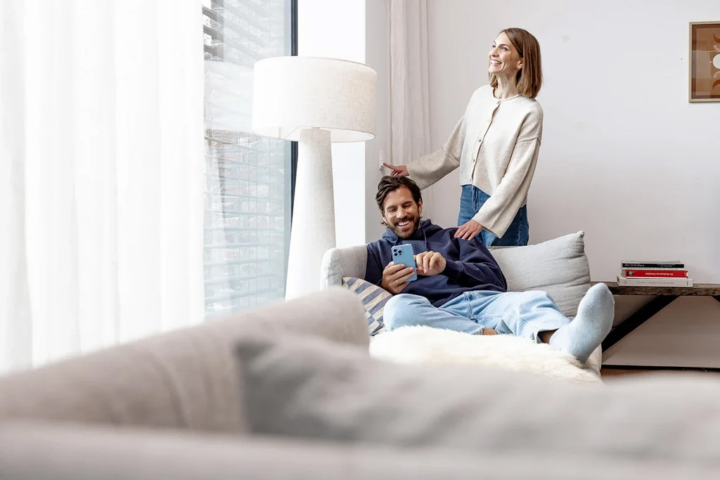 Busch free@home sensoreenheid aan de wand, afgewerkt met wip en afdekraam in een designserie
