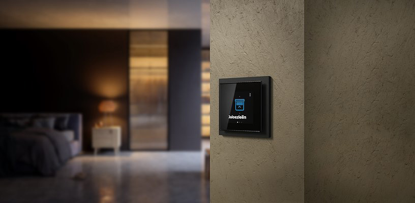 Busch free@home Trevion 2,4 inch touchdisplay gemonteerd in een afdekraam aan de wand